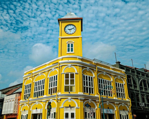 Yellow Clock Tower à Phuket