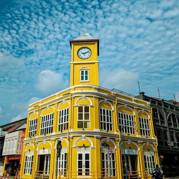 Yellow Clock Tower à Phuket
